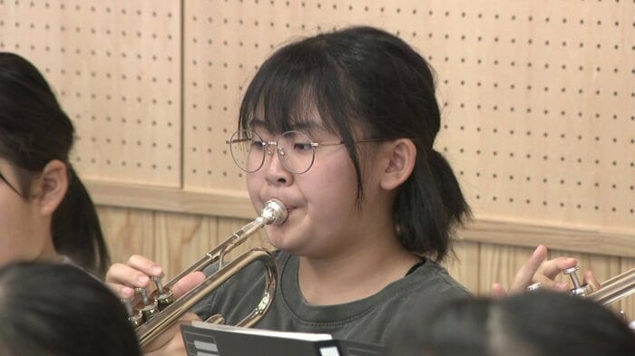 トランペットを担当する高橋六花さん（6年生）