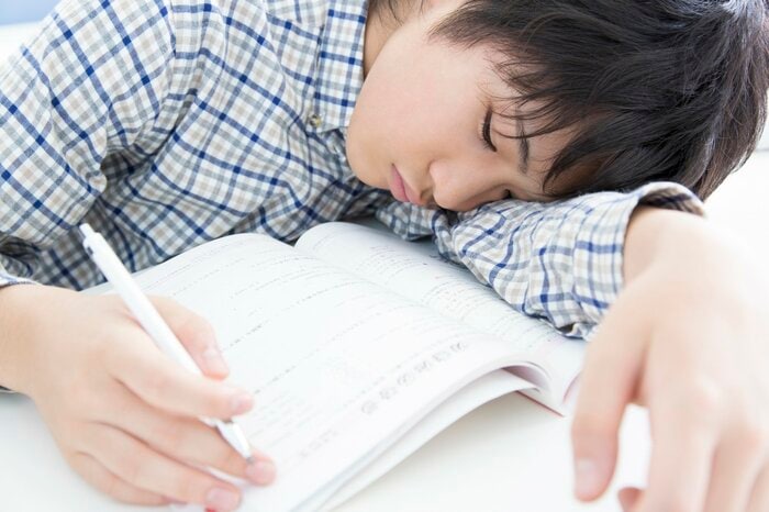 勉強や宿題が手につかなくなっていたら注意が必要(画像はイメージ)