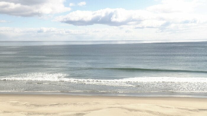 東京電力福島第一原発の防潮堤の上から 廃炉に向けた作業には多くの福島県出身者が従事している 2026年2月19日撮影
