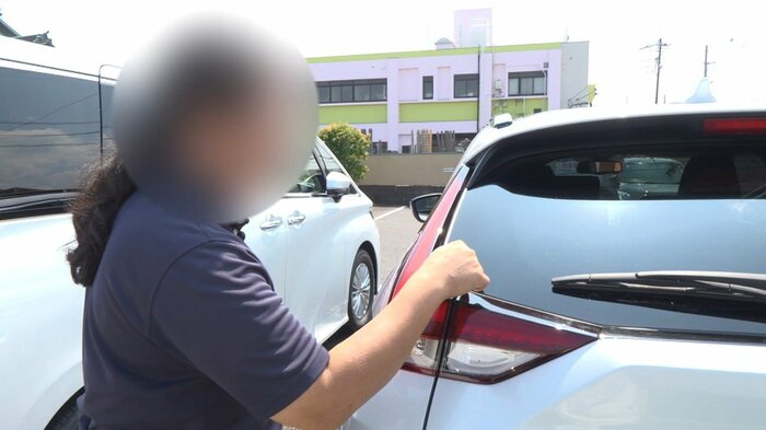 車の後ろに貼ってあったステッカーは剥がされていた