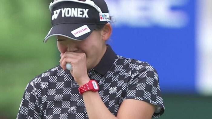 NEC軽井沢72ゴルフトーナメントで優勝後に涙を流す千怜