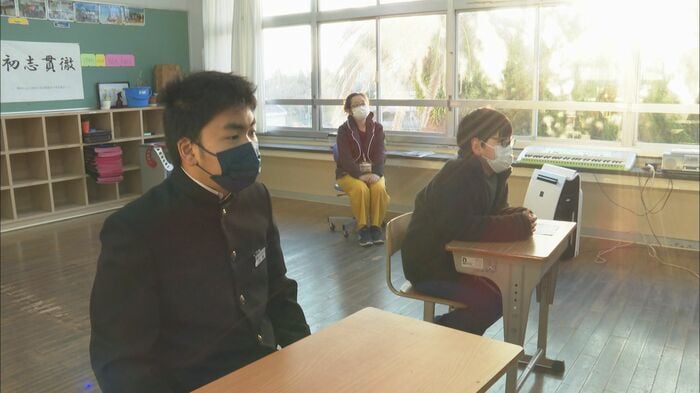 中学3年生・近藤雄大君と小学6年生・惠大君 学校の生徒は兄弟2人だけ