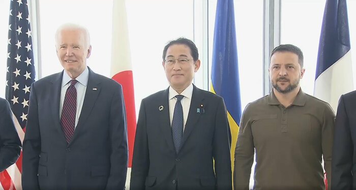 議長の岸田総理と並び記念撮影