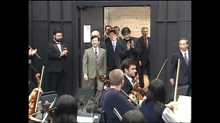 オーケストラの練習を見学される皇太子さま