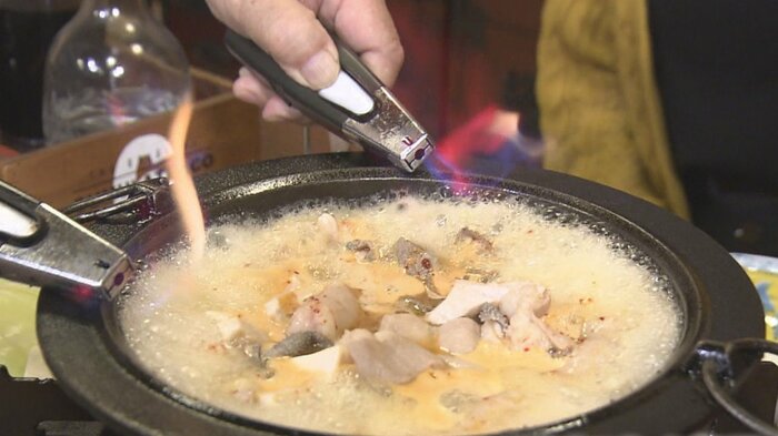 じっくり煮込んだ鍋から炎の柱が立つ