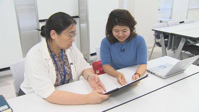 小島教授(左)と仲嶺講師(右)