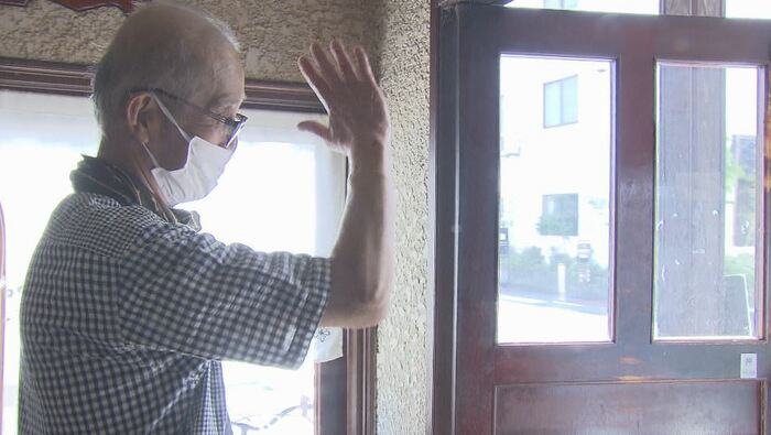 「いってらっしゃい」と客を見送る「珈香」のマスター（2024年取材）