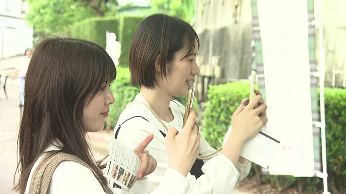 キティを撮影する来園者