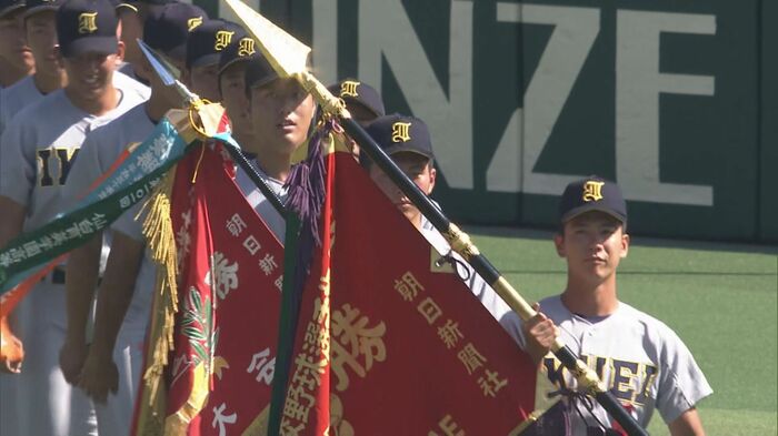 深紅の優勝旗を手に開会式に臨んだ仙台育英ナイン
