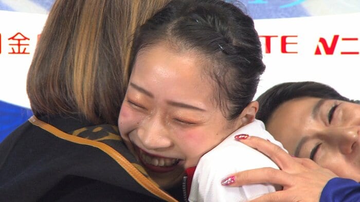 2019年全日本のキス&クライでコーチらと抱き合う新田谷