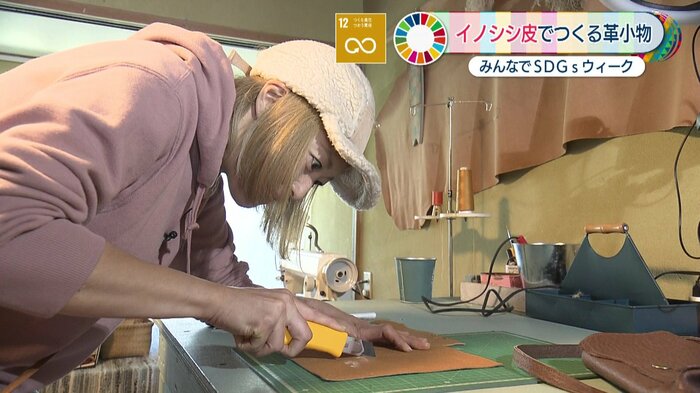 真剣な表情で革をカットする小畑さん