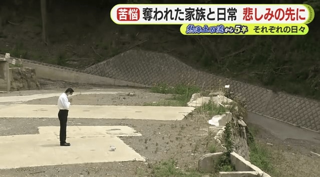 母の家があった場所で手をあわせる瀬下さん
