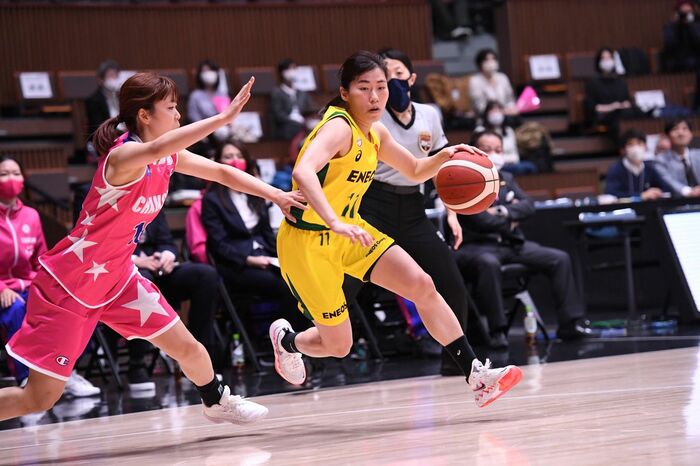 後半で3ポイントシュートを決めたキャプテン・岡本彩也花選手