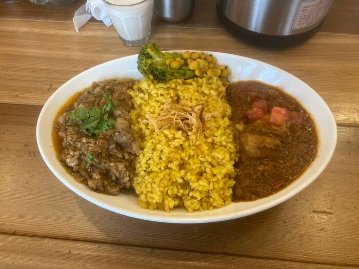 記者が注文した限定のキーマカレーとチキンのランチダブルカリー