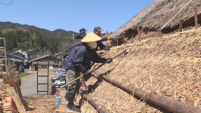 屋根の葺き替え作業