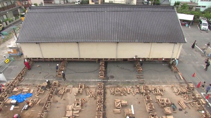 白壁倉庫は約4時間で予定位置に移動