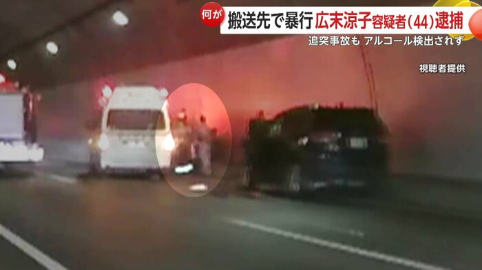 救急車の脇には2～3人の人の姿が確認できる。