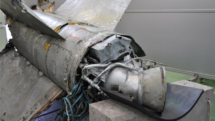 ミサイルの残がは、長さおよそ3メートル、幅2メートルほど(韓国軍提供)