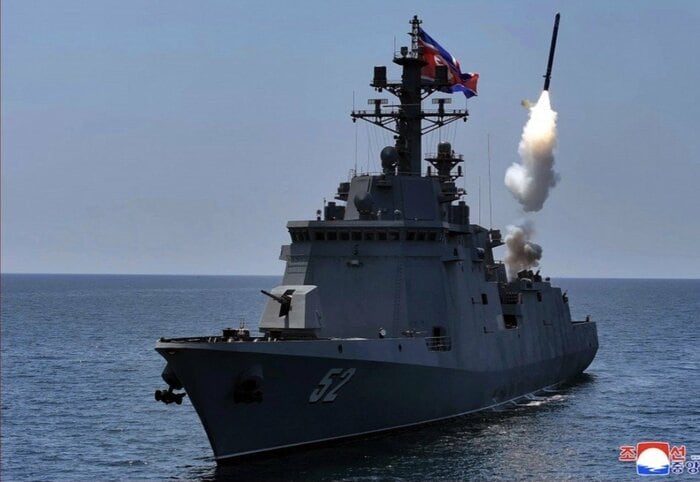 駆逐艦「姜健」から発射されるミサイル