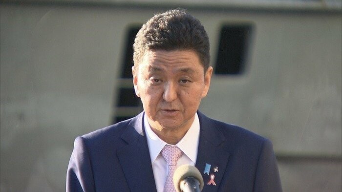 日独共同会見に臨む岸防衛相 11月5日