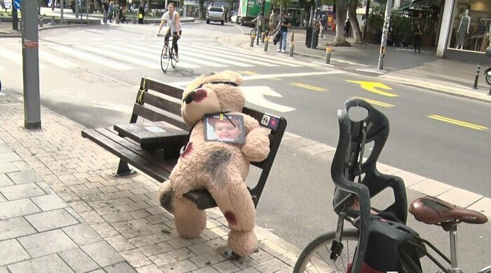 テルアビブ市内のベンチに置かれたクマのぬいぐるみ(2023年11月)
