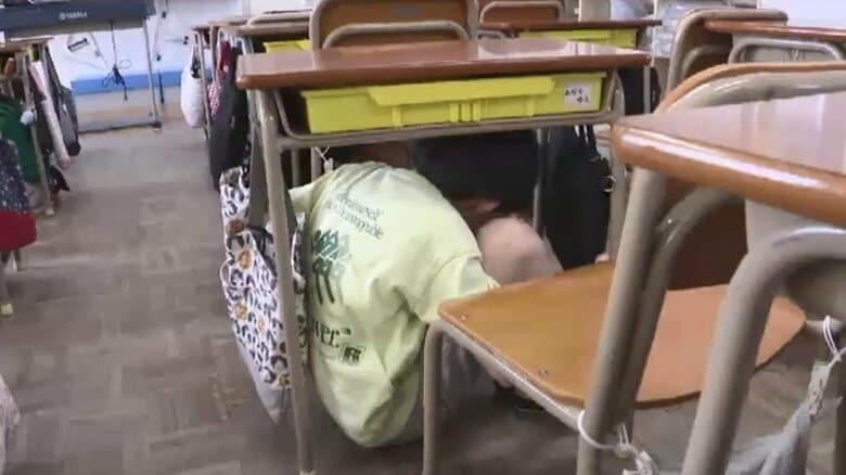 大野城市の小中学校で「緊急地震速報」時の対応訓練　Jアラートと校内放送を連携　「『しゃがむ』『隠れる』『待つ』で身を守る」　福岡｜FNNプライムオンライン