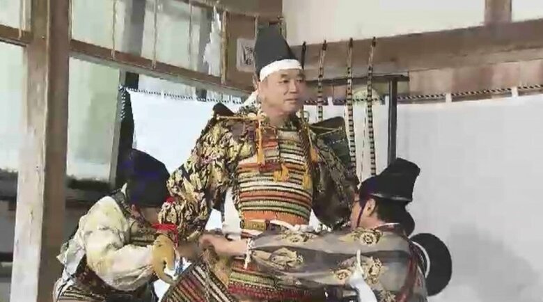 還暦を祝う「鎧着初めの式」　重さ20キロの鎧や兜を身につけ第二の人生へ“出陣”　福岡市・飯盛神社｜FNNプライムオンライン
