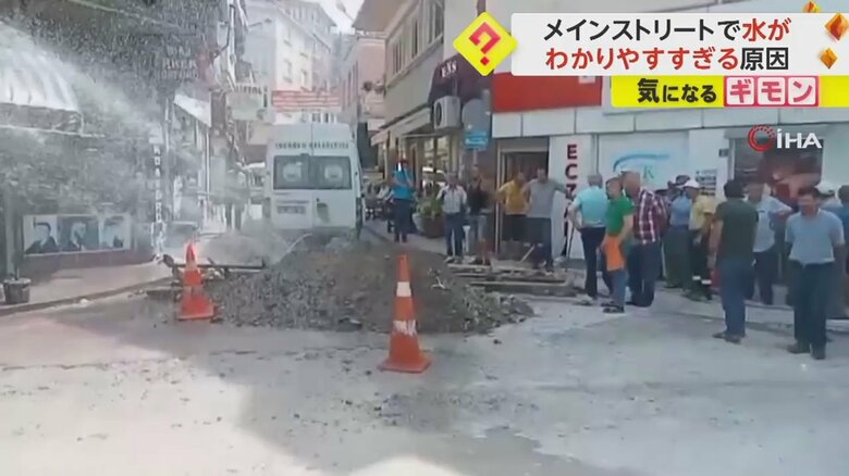 一瞬で辺りが水浸しに…高さ“数メートル”まで噴き出した水が店直撃　作業員が振り下ろしたツルハシが水道管を破壊　トルコ｜FNNプライムオンライン