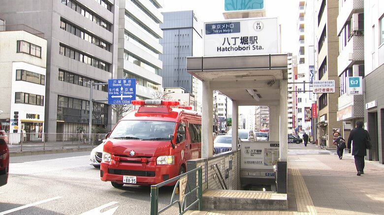 地下鉄車内でモバイルバッテリーから発火か…東京メトロ日比谷線が一時運転見合わせ　八丁堀駅で駅員が消火｜FNNプライムオンライン