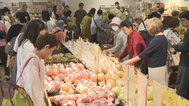 レジ待ちの行列も　秋の味覚を求め「道の駅」にぎわう　シャインマスカット、ナシなど旬の果物がずらり　長野・豊丘村｜FNNプライムオンライン