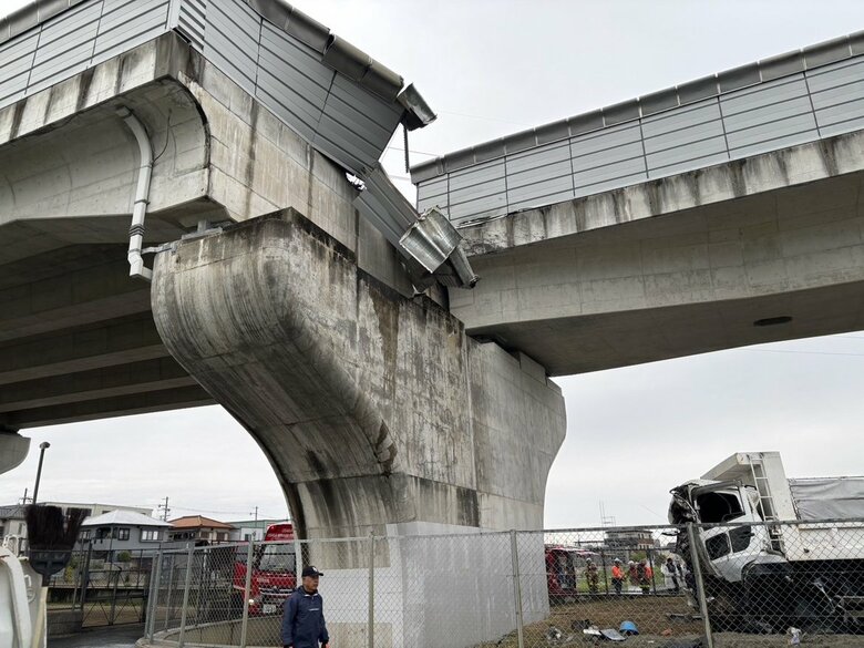 【速報】南阪奈道路からトラックが壁を突き破って転落か　運転手の男性が一時閉じ込められる　太子IC~羽曳野ICの上下線で通行止め｜FNNプライムオンライン