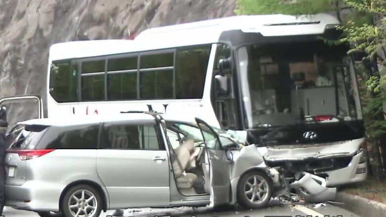 前方から車が…？事故の瞬間　富士山4合目付近で車と観光バスが衝突、車が対向車線にはみ出したか　外国人の男女6人が重傷とみられる　山梨・鳴沢村「富士スバルライン」｜FNNプライムオンライン