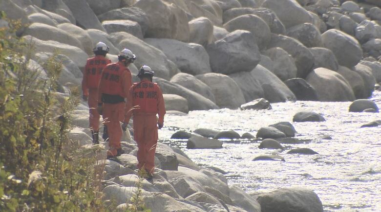 同僚4人で観光…名古屋の19歳男性自衛官2人が川に転落、1人不明　車中泊の予定…東京の女性が川に転落、不明　　｜FNNプライムオンライン