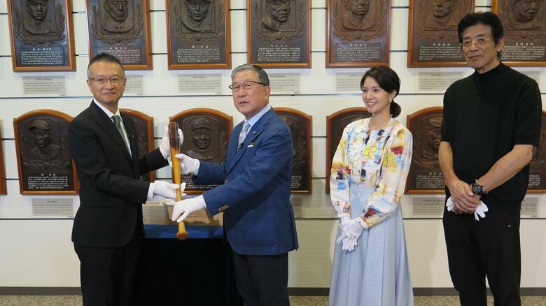 ついに王貞治さん最後の“868号バット”が野球殿堂に　松井秀喜が肖像に選んだ写真とは…　徳光家の“王バット”殿堂入りスペシャル（2）後編｜FNNプライムオンライン