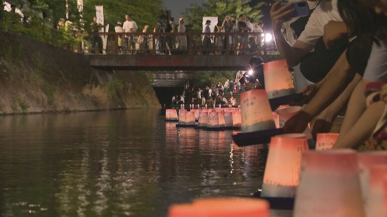 長岡空襲から80年…「かばい合うようにして亡くなっていた」多くの人が命落とした柿川で灯籠流し 空襲開始時刻には慰霊の花火・白菊も 新潟｜FNNプライムオンライン
