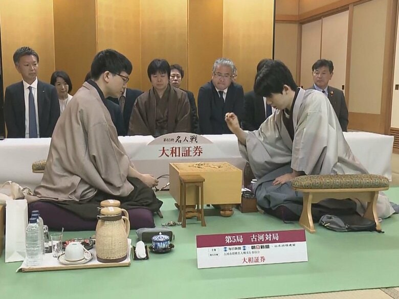 永瀬拓也九段の先手で“角換わり”に…名人戦第5局始まる ここまで藤井聡太七冠が3勝1敗でタイトル3連覇に王手｜FNNプライムオンライン