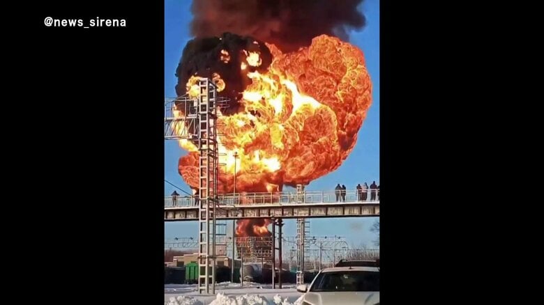 ガソリン積んだ貨物列車が脱線し燃料タンク爆発・炎上…運転手1人負傷　ロシア｜FNNプライムオンライン