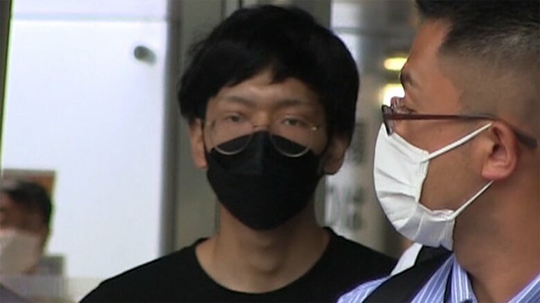 犯行予行事件で愛知県から都内に連行される油利被告。”黒髪”姿に変身していた(今月13日 JR東京駅)