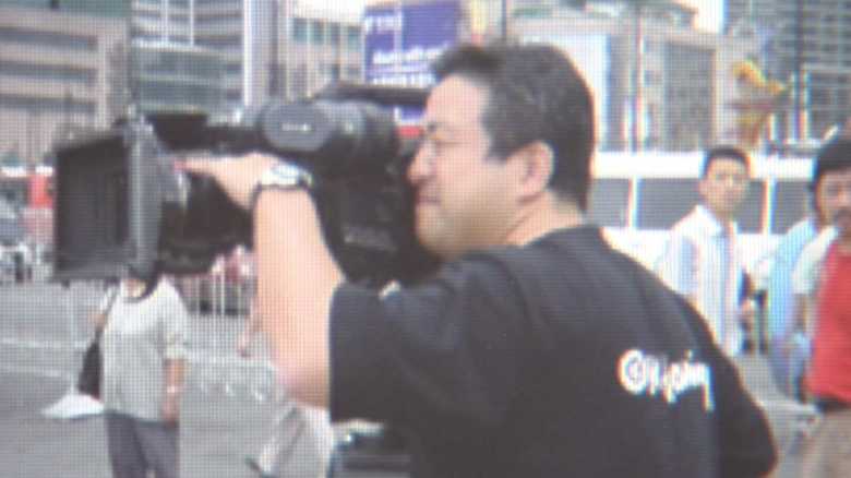 取材中の安部裕カメラマン