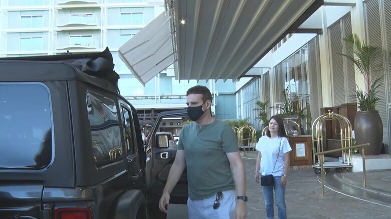 予約者の宿泊先ホテルへ車を届けた希代江プロットさん(右)