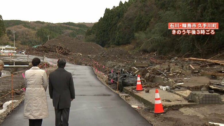 17日　被害の様子をじっと見つめられる両陛下