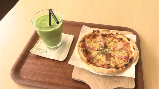 カフェメニューのおすすめ　グリーンスムージー（400円）とマルゲリータ（600円）