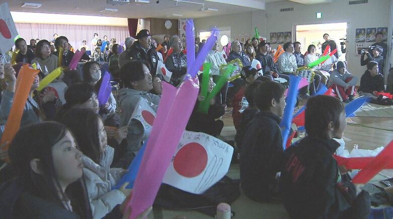 村民らが応援（2月11日未明）