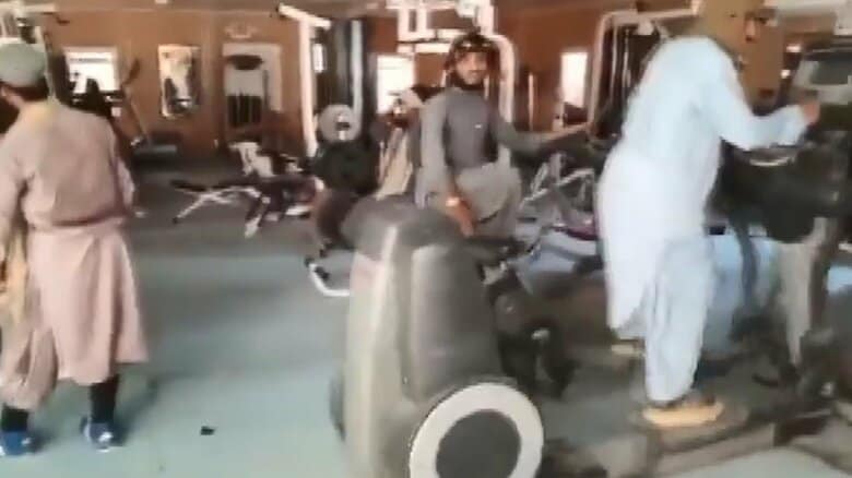 大統領官邸のジムではしゃぐタリバン戦闘員ら（ＳＮＳより）