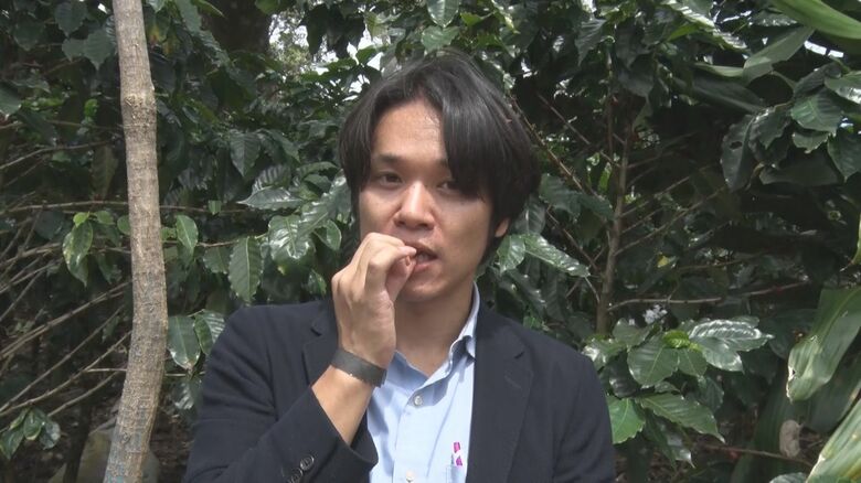 筆者も実の果肉部分を食べてみる　甘みがあっておいしい