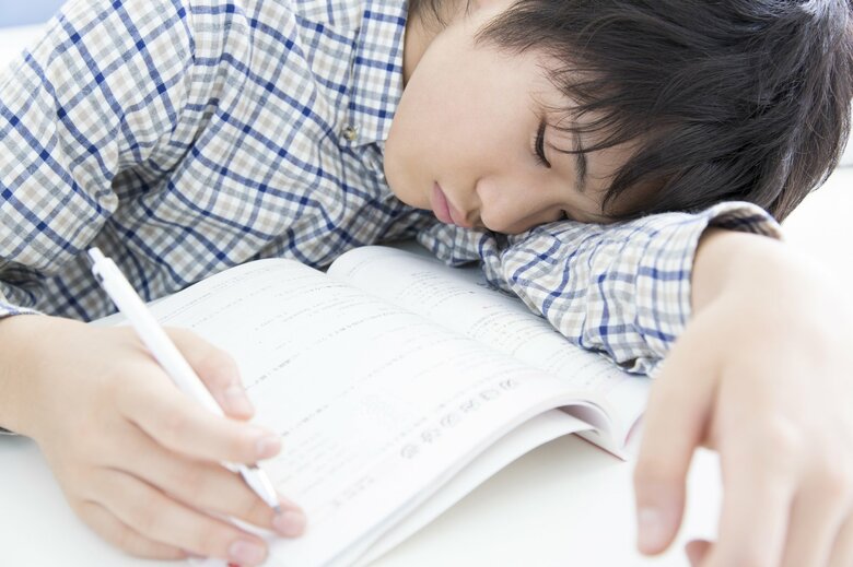 勉強や宿題が手につかなくなっていたら注意が必要（画像はイメージ）