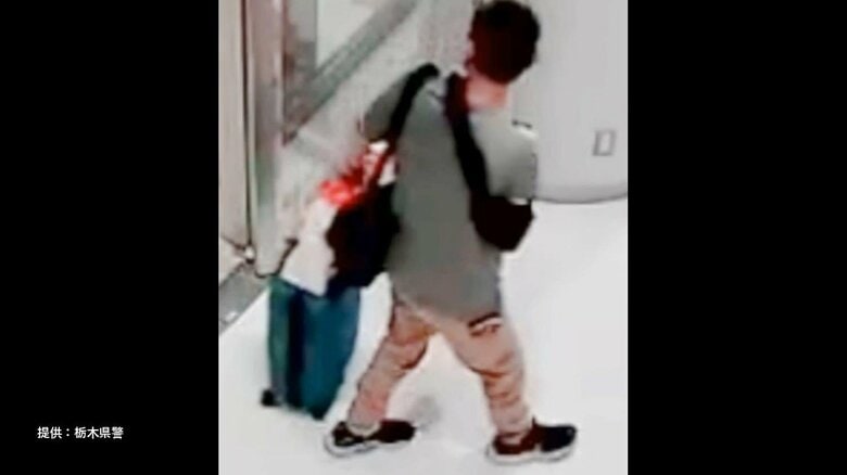 後ろを確認する益田和彦容疑者（48）