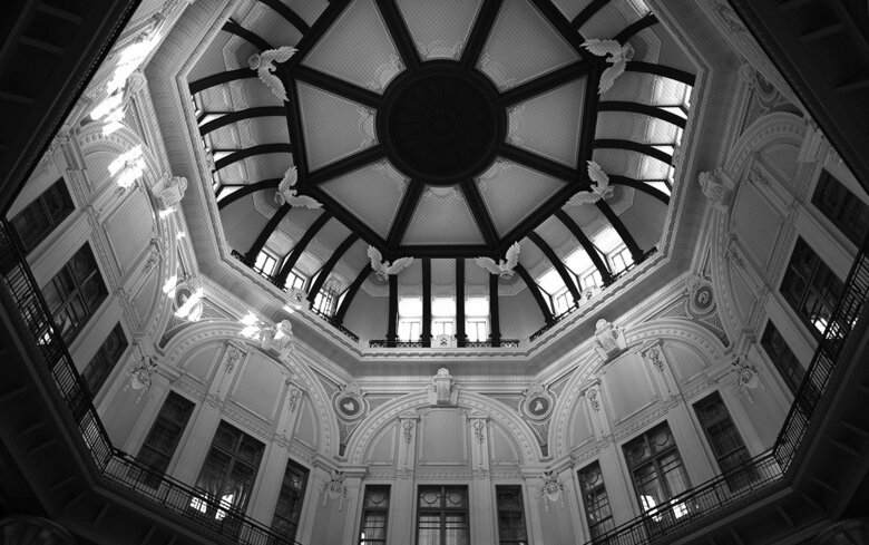 南北の出入口ホールはドームに覆われているが、建設当初のデザインに復元され、鷲が飛び交うなど賑やかなデザインになっている（『至高の近代建築』より）