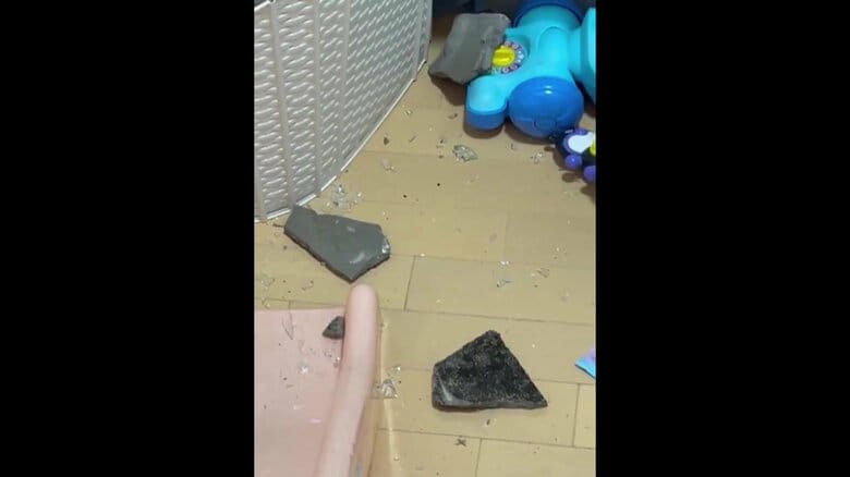 ガラス片はおもちゃにまで飛び散っている。