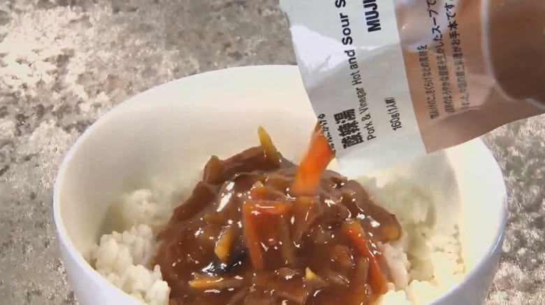 一瞬でエスニックや神戸グルメに…ごはんや豆腐に‟かけるだけ ” おいしい新商品が続々登場